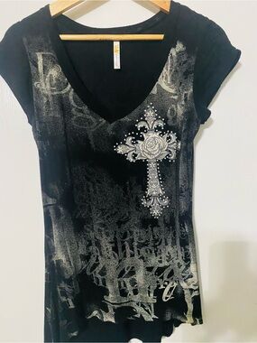 Ocasion Black Short-Sleeve V-Neck Top with Silver Cross Accent